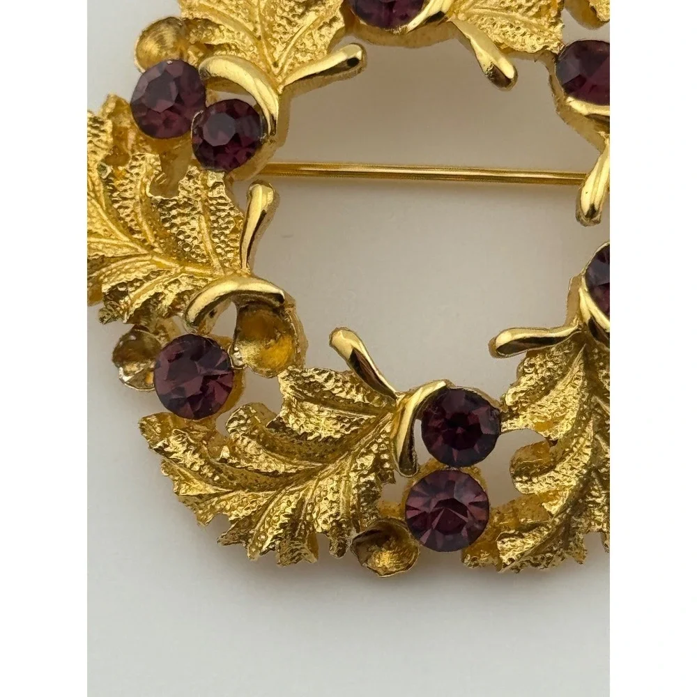 Vintage Trifari Signed Gold Tone Leaf Purple Rhinestone Wreath Brooch READ‎